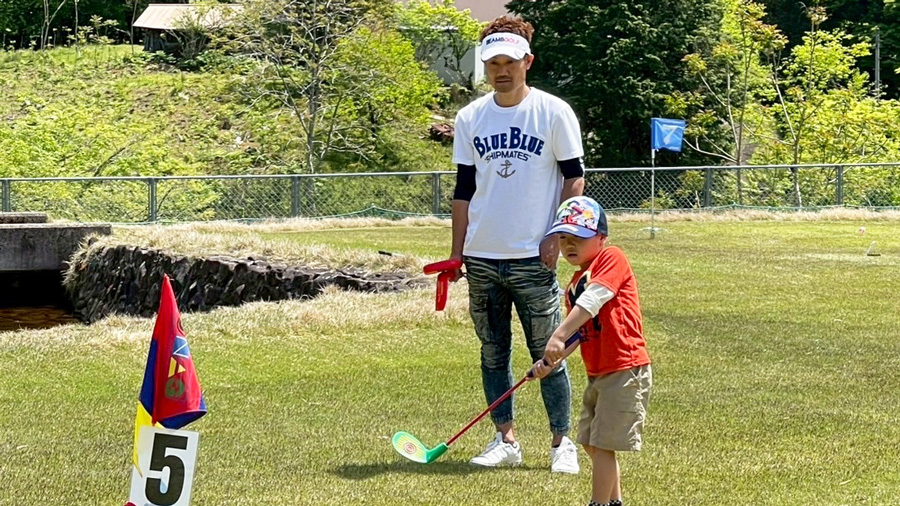 お孫さんがショットする様子を見守るお爺ちゃん